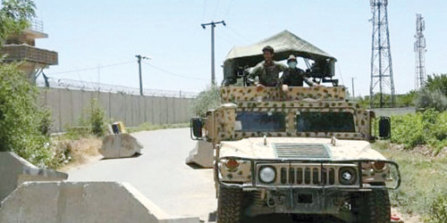  قوة من الجيش الأفغاني تقوم بالحراسة قرب قاعدة باغرام الجوية
