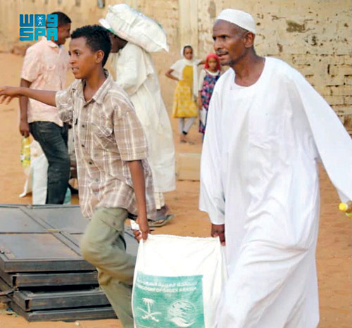 مركز الملك سلمان يوزع مساعدات غذائية للأسر في السودان 