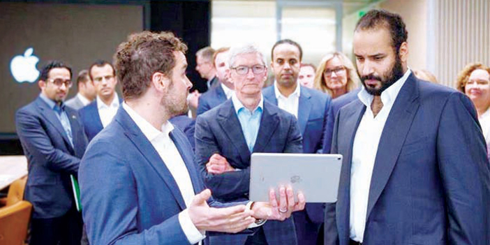 ولي العهد خلال زيارة سابقة للمقر الرئيسي لشركة «أبل» في الولايات المتحدة الأمريكية
