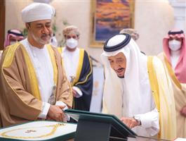 وسام عماني رفيع لخادم الحرمين الشريفين.. وقلادة الملك عبدالعزيز لسلطان عمان 