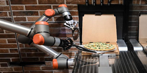 بيتزا محضرة آلياً على يد روبوت 