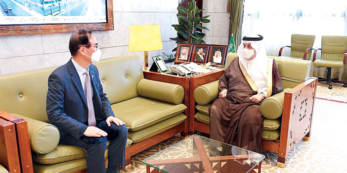  أمير منطقة الرياض خلال استقباله السفير الكوري