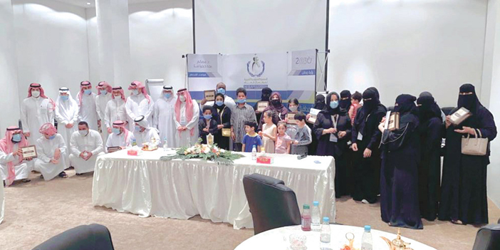  لقطة جماعية مع المستفيدين