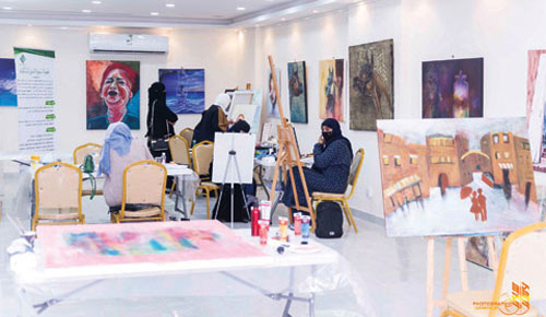  إحدى الورش المقامة في الجمعية السعودية للفنون التشكيلية