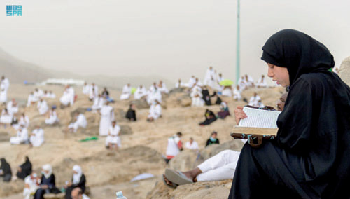  حاجة تقرأ القرآن على جبل الرحمة في عرفات