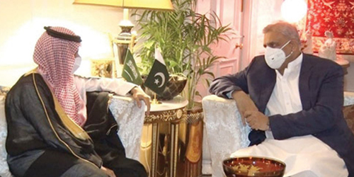 وزير الخارجية خلال لقائه قائد الجيش الباكستاني
