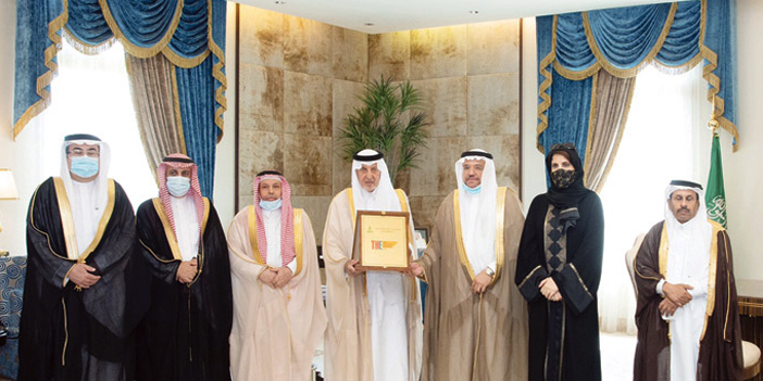  أمير منطقة مكة خلال استقباله اليوبي والقحطاني