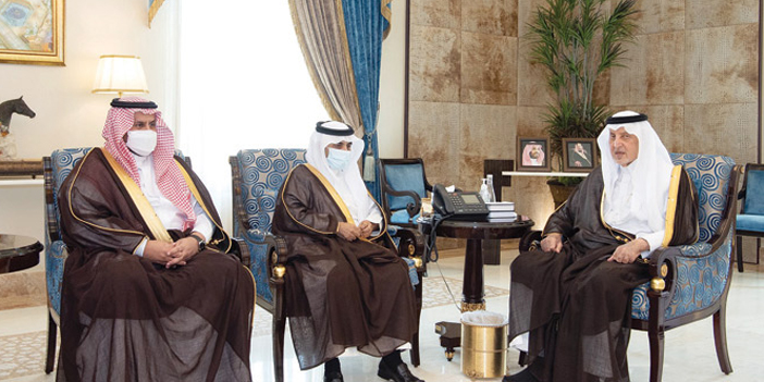  الأمير خالد الفيصل خلال استقباله رئيس جامعة أم القرى