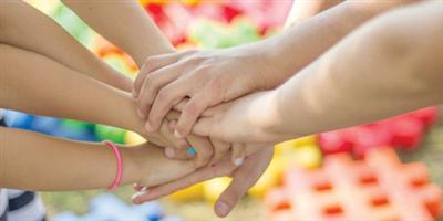 الأسرة مسؤولة عن تنمية العلاقات الإنسانية في المجتمع 