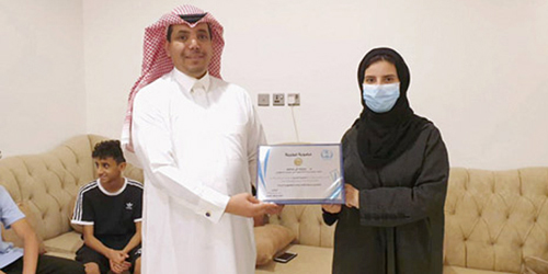  نادي الجيل قدم العضوية الفخرية للدكتورة آل حامد