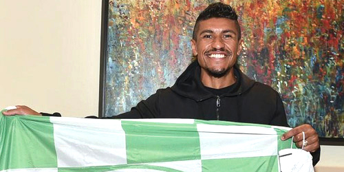  باولينهو بعد وصوله إلى جدة حاملاً شعار الأهلي