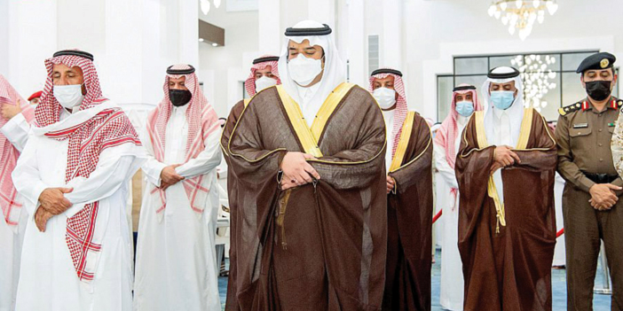 أمير منطقة الرياض بالنيابة يؤدي الصلاة على شهيد الواجب نايف السهلي 