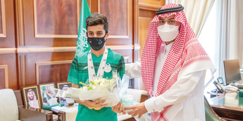 نائب أمير حائل يستقبل لاعب المنتخب للسباحة مشاري الجميلي 