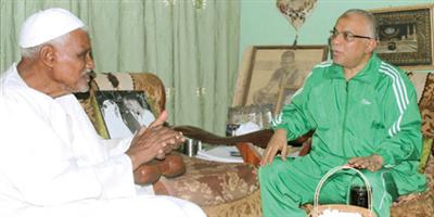 سفير المملكة في الخرطوم يلتقي أسطورة الكرة السودانية جكسا 