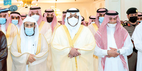 أمير منطقة الرياض بالنيابة يؤدي الصلاة على عبدالله العذل 