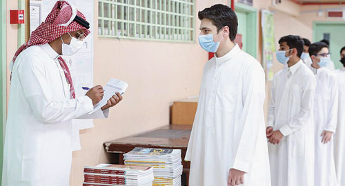  طلاب في طريقهم لفصولهم الدراسية