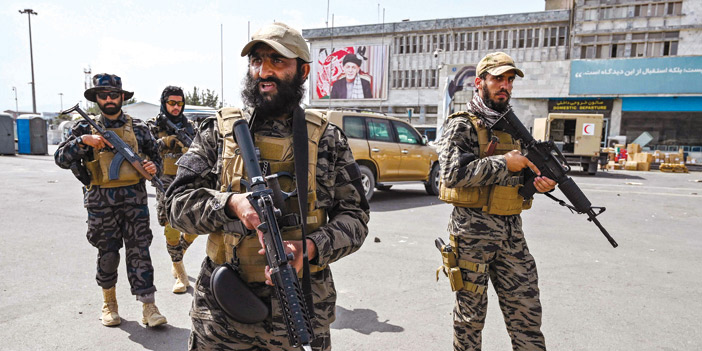  قوات طالبان أثناء سيطرتها على مطار كابول بعد الانسحاب الأمريكي