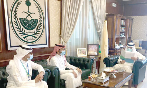  من اجتماع المحافظ مع مدير فرع المجمعة