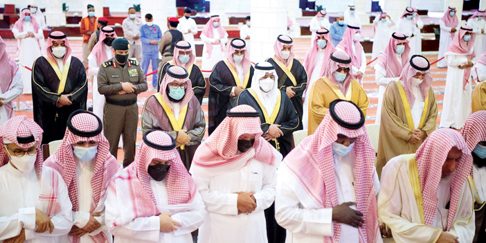 الأمير محمد بن عبدالرحمن يؤدي الصلاة على الأميرة جواهر بنت عبدالعزيز بن عبدالله