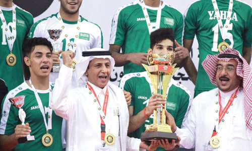  الزغيبي يحتفل بالكأس