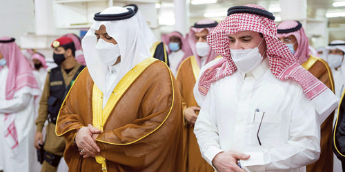 الأمير محمد بن عبدالرحمن يؤدي الصلاة على والدة أمين مجلس منطقة الرياض 