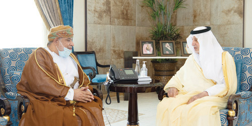  جانب من استقبال الأمير خالد الفيصل للقنصل العام العماني