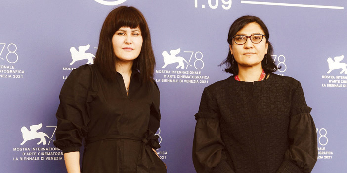 المخرجتان الأفغانية صحرا كريمي وساهرا ماني (يمين) خلال حضورهما مهرجان البندقية السينمائي78