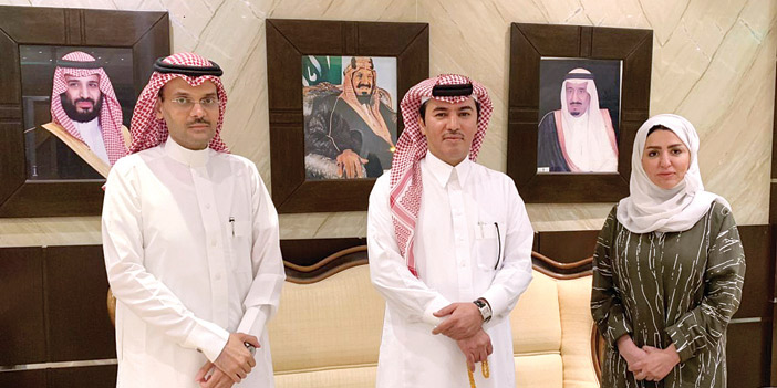 صورة تجمع الإعلامية هند عبدالرحمن والشاعر عبدالرحمن أباالجيش والمعد بندر الهاجري