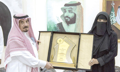  تكريم الأستاذ سليمان المقبل من الجمعية السعودية للفنون التشكيلية