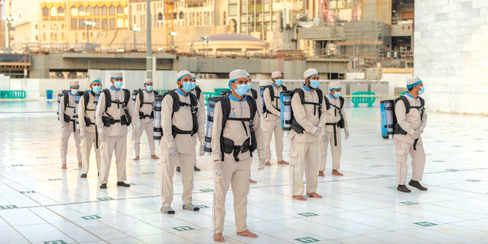  فريق يتولى توزيع الحافظات