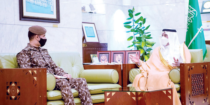  الأمير محمد بن عبدالرحمن مستقبلا العقيد العتيبي
