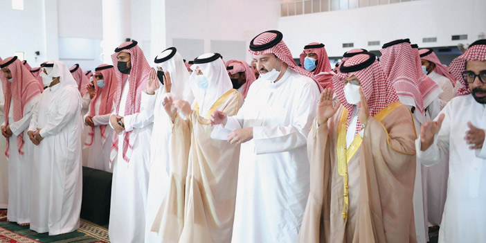 أمير المنطقة الشرقية يؤدي الصلاة على والدة الأمير عبدالعزيز بن عبدالرحمن 