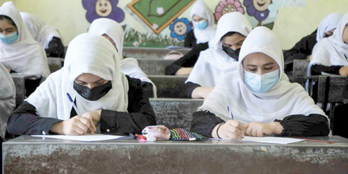  طالبات أفغانيات على مقاعد الدراسة