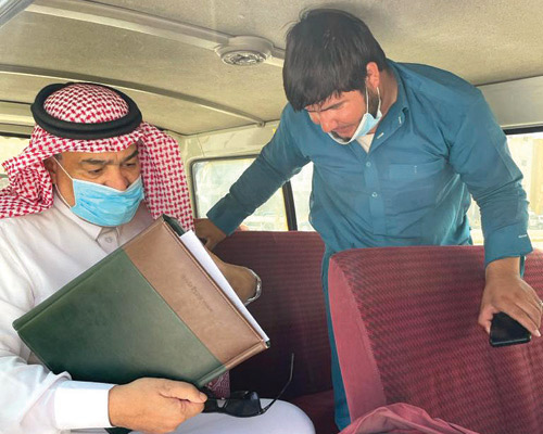  الزميل العيادة يتحدث مع أحد السائقين