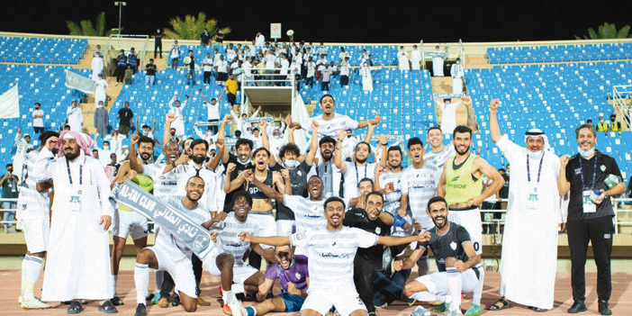  فرحة لاعبي وإداريي الطائي بالانتصار