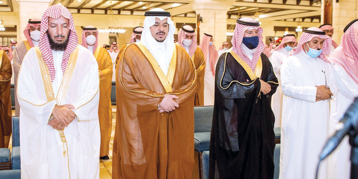أمير منطقة الرياض بالنيابة يؤدي صلاة الميت على بداح الفغم 