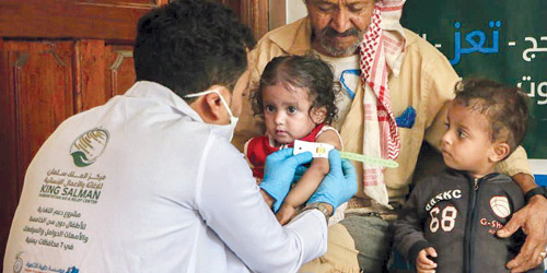 مركز الملك سلمان للإغاثة يواصل الأعمال الإنسانية لتنفيذ مشروع التغذية للأطفال في عدة محافظات يمنية 