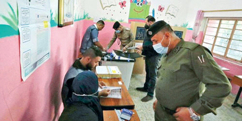 العراق.. إقبال متوسط على مكاتب الاقتراع في الانتخابات التشريعية 