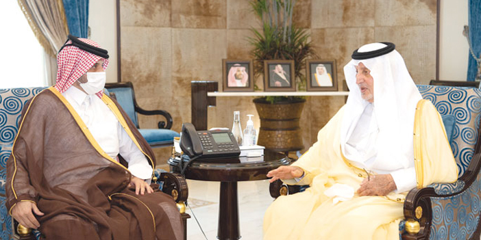  خالد الفيصل خلال استقباله القنصل العام القطري راشد الخيارين