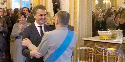 الرئيس الفرنسي يمنح المحامي صلاح الدين القاسمي وسام الشرف والاستحقاق الفرنسي 