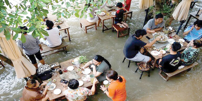 فيضان يحول مطعماً إلى مقصد سياحي في تايلاند 