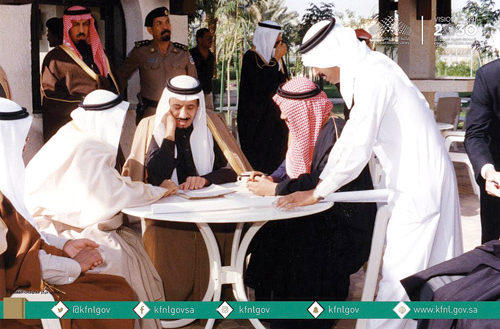  صور نادرة لخادم الحرمين الشريفين -حفظه الله- نشرتها مكتبة الملك فهد