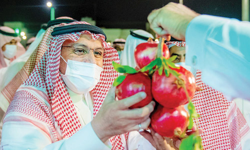  سمو أمير القصيم خلال افتتاحه مهرجان الرمان