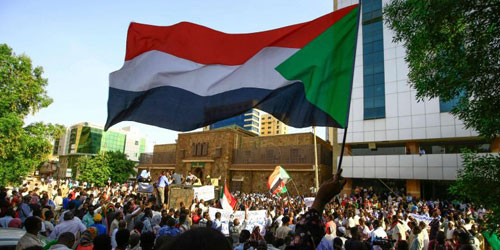 متظاهرون يطالبون بإسقاط الحكومة السودانية.. بتجمعهم أمام القصر الرئاسي 