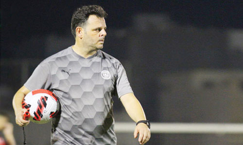 إدارة القادسية تجدد الثقة في المدرب التونسي محمد دحمان 