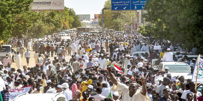 السودانيون يواصلون اعتصامهم لليوم الثاني على التوالي 