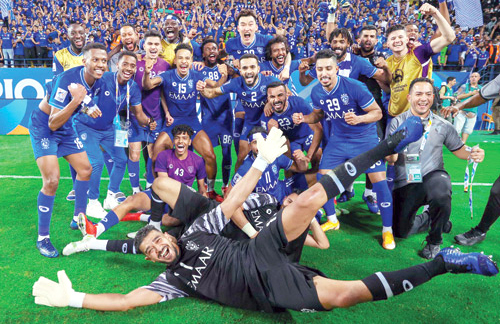 هنأ الفريق على الفوز والتأهل لنهائي القارة 