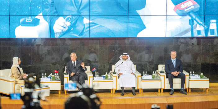  ريتشارد اتياس وراكان طرابزوني وآنثوني باركلي خلال المؤتمر الصحفي