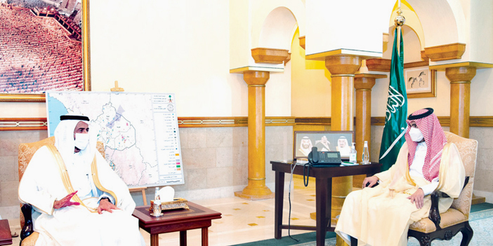  الأمير بدر بن سلطان خلال لقائه الوزير الربيعة