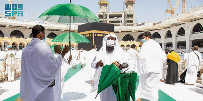 توزيع (10000) مظلة بالمسجد الحرام 